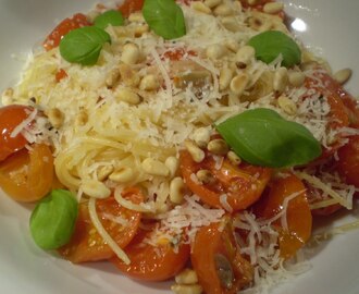 Pasta med ugnsbakade körsbärstomater