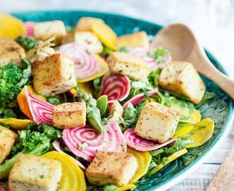 Somrig betsallad med sparris, broccoli och örtmarinerad tofu