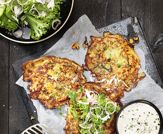 Majs- och zucchiniplättar med parmesansallad