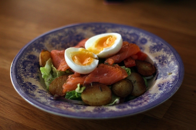 Laxsallad med ägg, rostad potatis och honung och senapsdressing