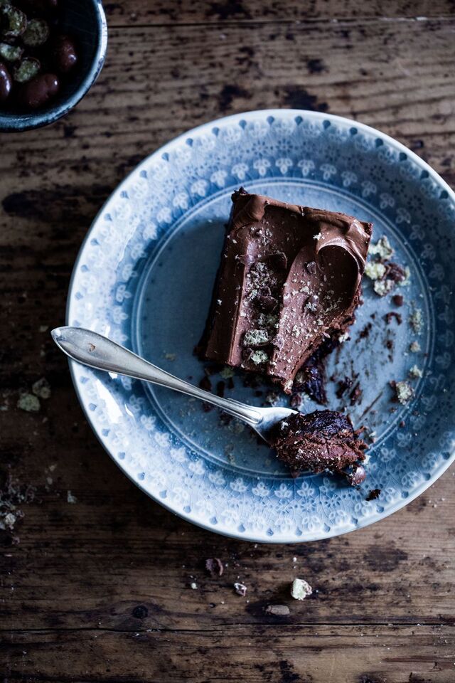 KLADDIG BROWNIE MED CHOCOLATECHIPS, SILKESLEN MJÖLKCHOKLADFROSTING & CHOKLADKRISP