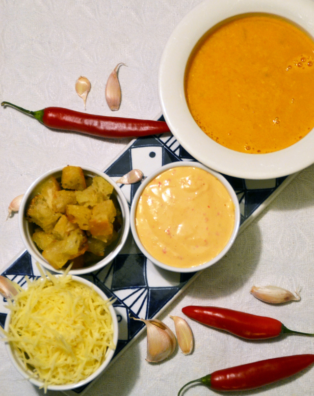 Soupe poisson rouille – fisksoppa med chilimajonnäs, riven ost & krutonger