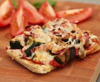 Rustik pizza med grönsaksröra på en botten av olivoljestänkt formfranska!