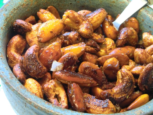 Världens godaste partysnacks - honungsrostade mandlar och cashewnötter med smak av ingefära, apelsin och rosmarin