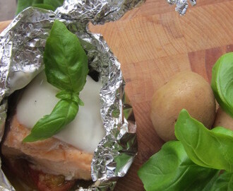 Laxpaket på grillen med tomatsallad och fetaostcreme