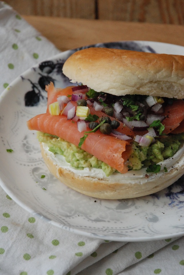 Bagel med rökt lax, avokado och philadelphiaost