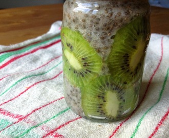 Mjölkfri chiapudding med banan och kiwi