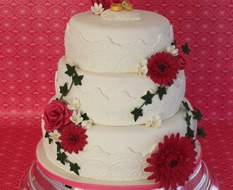 Bröllopstårta med rosor och gerbera