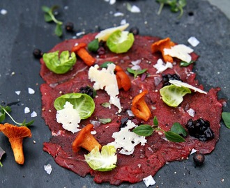 Rencarpaccio, lingonchutney, syltade kantareller, brysselkålsblad och Västerbottenost