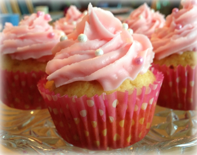 Vaniljcupcakes med hallonfyllning och rosa frosting