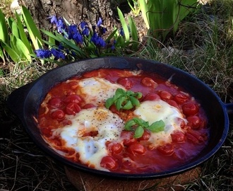 Stekta ägg i tomatröra