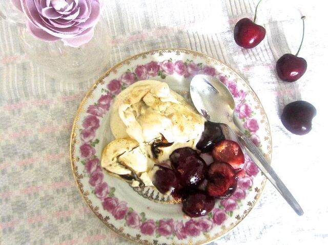 Vaniljglass med lakritsrippel och varma körsbär.