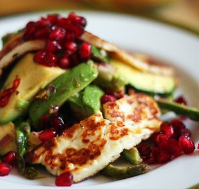 Halloumi med ljummen sallad och granatäpple