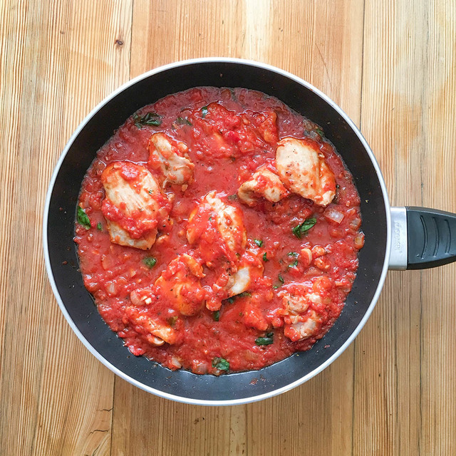 Kyckling i tomatsås med örter och pasta