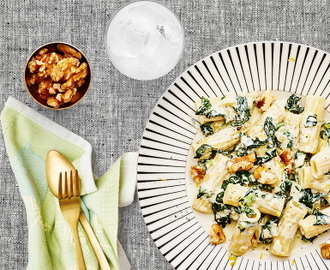 Pasta med svartkål, gorgonzola och valnötter