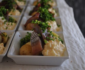 Matjessill på potatisbädd med krämig äggröra