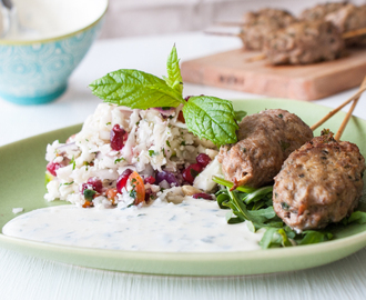 Blomkålstabbouleh med lammfärsspett och myntayoghurt