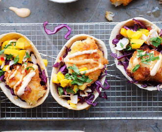 Pankofriterad fish taco med hot mayo, mangosalsa och kokosflakes