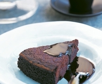 Kladdig chokladkaka med whiskysås