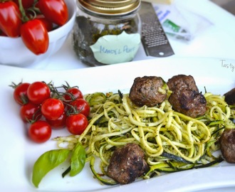 Zucchinipasta med magra köttbullar och hemgjord mandelpesto