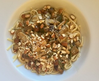 Pasta med svamp, ägg och nötter