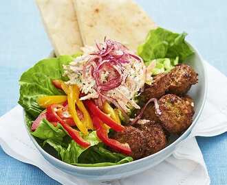 Falafel i pitabröd med spetspaprika