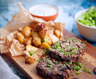 Pankopanerade svampbiffar med rostad potatis och tzatziki