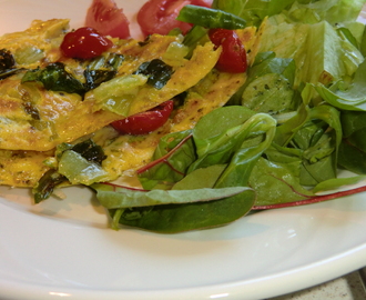 Cross-overfrittata med pak-choi, Hawaikrydda, parmesan och soltorkade tomater