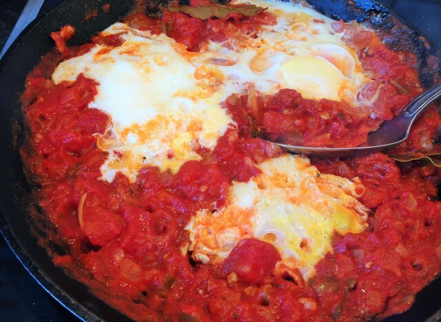 Huevos rancheros eller pocherat ägg i het tomat- och paprikasalsa