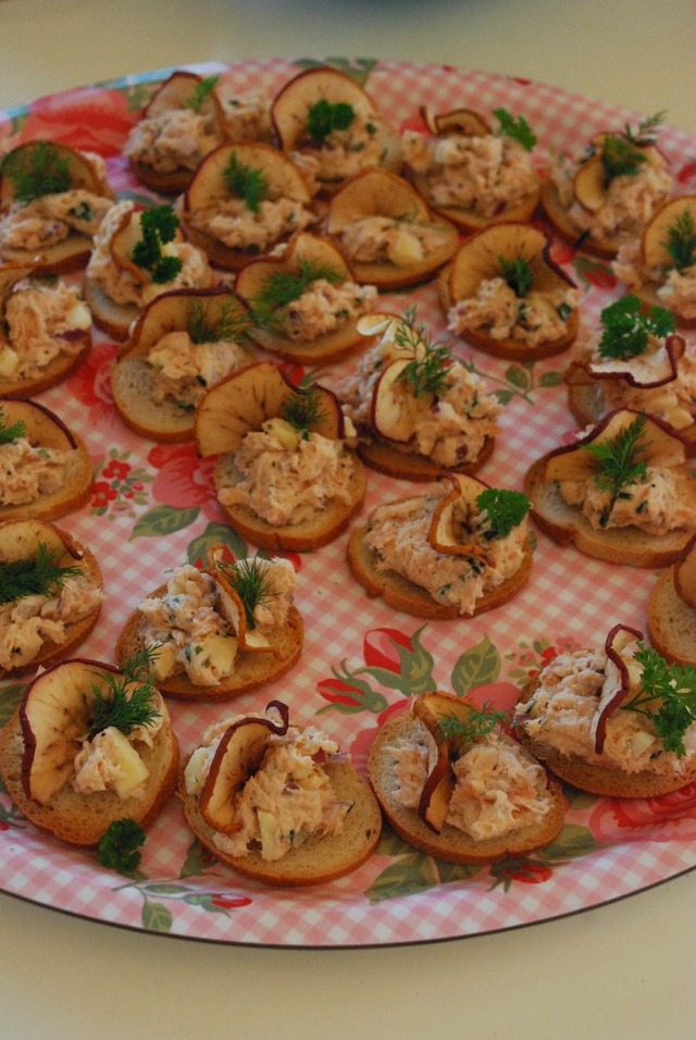 Varmrökt lax med äpple och gräslök på crostini