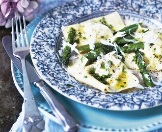 Ravioli med parmesan, basilika och sparris