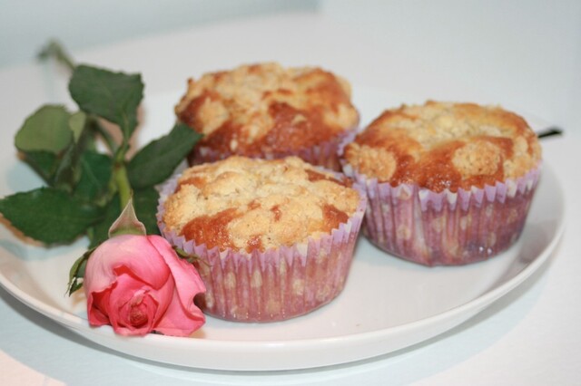 Smaskiga muffins med hallon och vit choklad, toppade med crumble