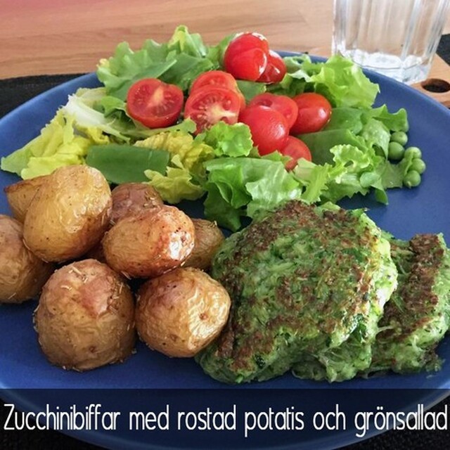 Zucchinibiffar med rostad potatis och grönsallad