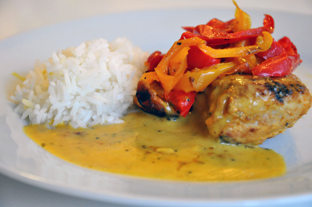 RECEPT: Currymarinerad kyckling med ris och currysås samt tillbehör i form av grönsaker