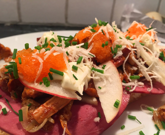 Kantarelltoast med rökt ren, löjrom, äpple och pepparrot