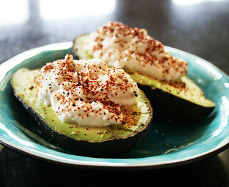 Avocado toppad med keso och kryddor Magda-style