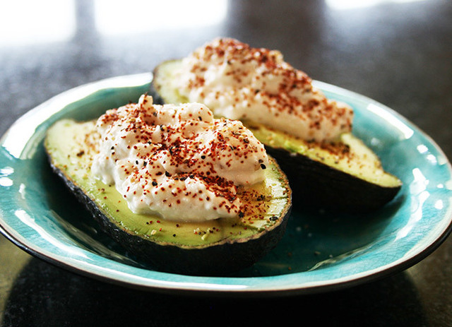 Avocado toppad med keso och kryddor Magda-style