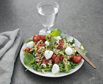 Italiensk blomkålssallad med pesto och mozzarella