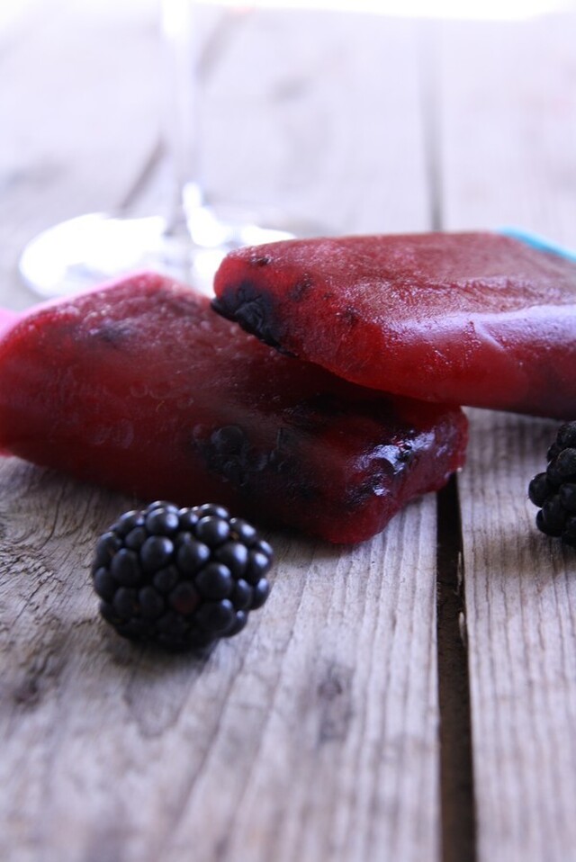 Isglass med björnbär och svarta vinbär