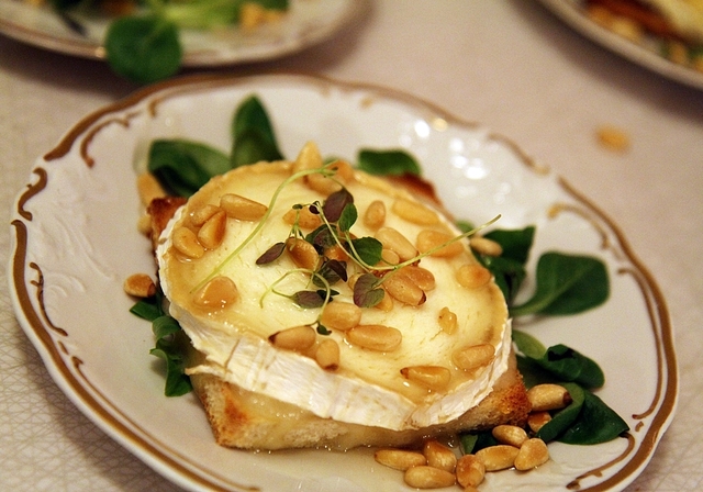 Chévretoast med honung och rostade pinjenötter