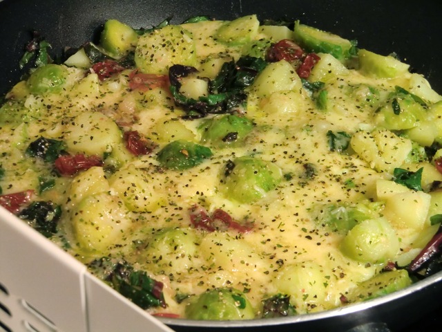 Vegetarisk restomelett med potatis, mangold, brysselkål och ugnsbakade körsbärstomater