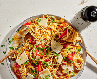 Pasta Puttanesca med purjolök och zuccini