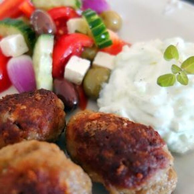 Græske frikadeller med græsk salat og tzatziki | 6pm.dk | Opskrift | Græske opskrifter, Tzatziki, Græsk salat