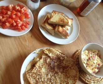 Dagens frukost - äggröra med bacon, pannkakor , stekt varm macka