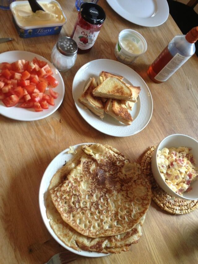 Dagens frukost - äggröra med bacon, pannkakor , stekt varm macka