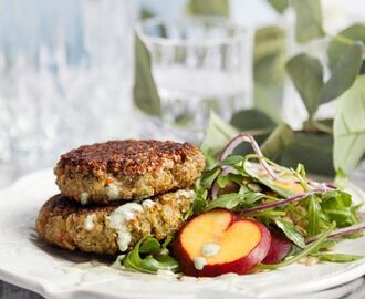 Grekiska havrebiffar med fruktig sallad och örtdressing