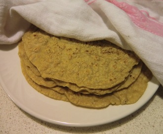 Glutenfritt tortillabröd i stekpanna med kokt potatis och havremjöl