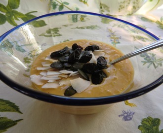 Påskfrukost med krämig, gyllengul exotisk smoothie - med mango, bärpulver och risprotein