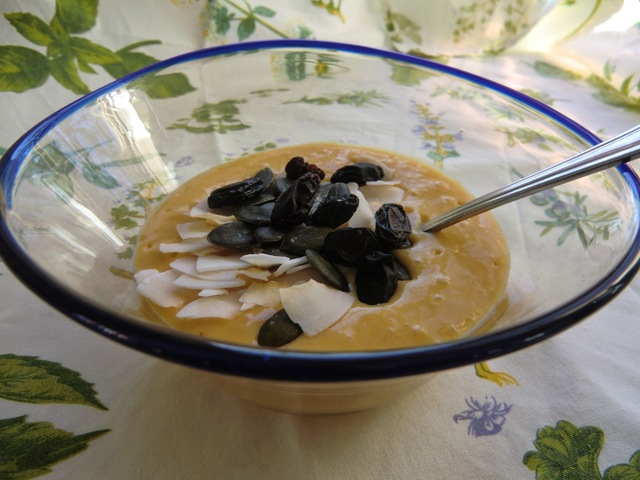 Påskfrukost med krämig, gyllengul exotisk smoothie - med mango, bärpulver och risprotein