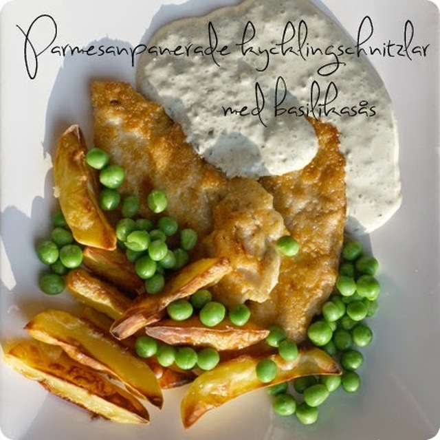 Parmesanpanerad kycklingschnitzel med krämig basilikasås